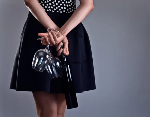 Mulher com uma garrafa de vinho e dois copos — Fotografia de Stock