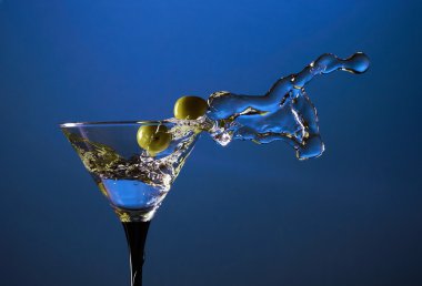 Martini ve yeşil zeytin