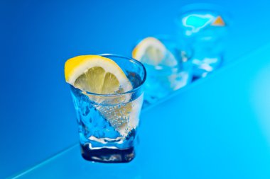 cam masa üzerinde limonlu cin