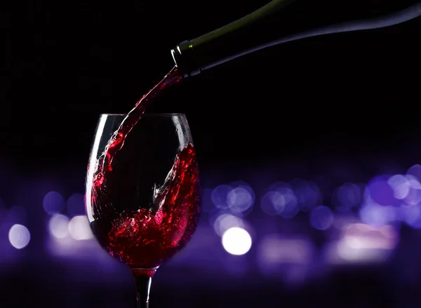 Garrafa e vidro com vinho tinto — Fotografia de Stock