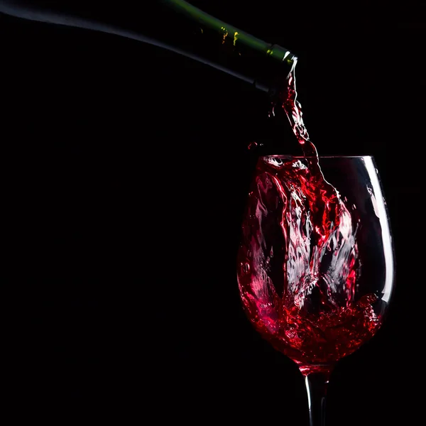Botella y copa con vino tinto —  Fotos de Stock