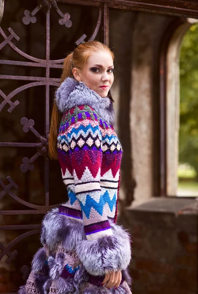 Ragazza in un cappotto a maglia — Foto Stock