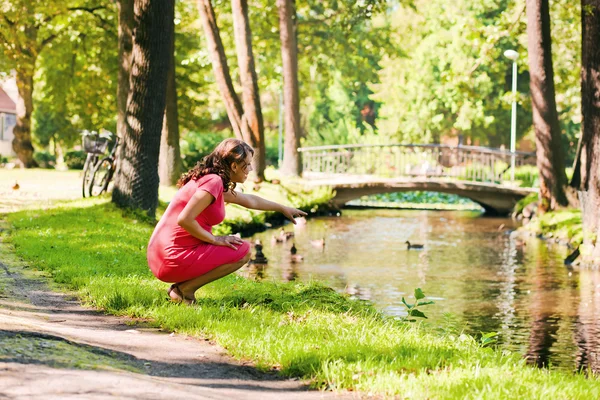 公園で若い妊娠中の女性 — ストック写真