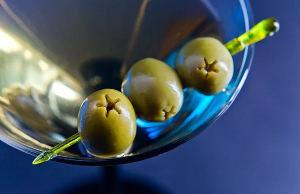 Martini mit grünen Oliven — Stockfoto