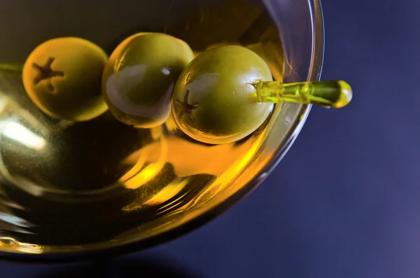 Мартини с зелеными оливками — стоковое фото