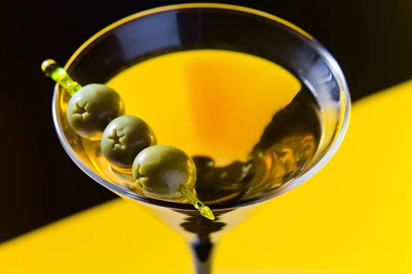 Martini a zelenými olivami — Stock fotografie