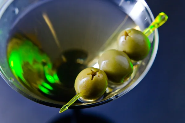 Martini mit grünen Oliven — Stockfoto