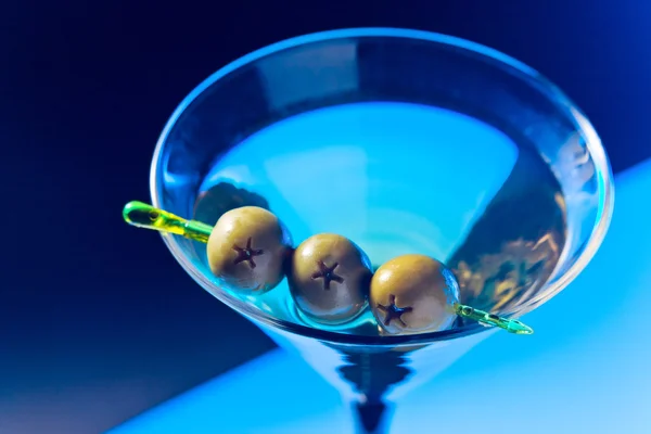 Martini mit grünen Oliven — Stockfoto