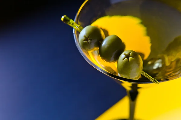 Мартини с зелеными оливками — стоковое фото