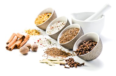 küçük seramik kupalar içinde baharatlar