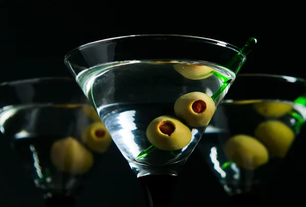 Okulary z martini i zielone oliwki — Zdjęcie stockowe