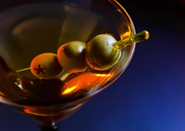 Martini con olive verdi — Foto Stock