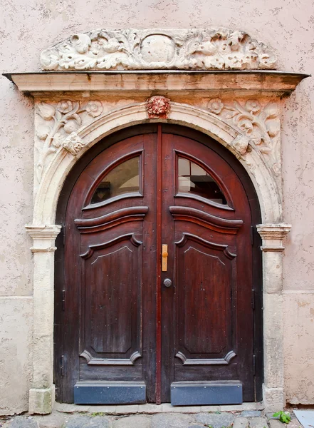 Деревянная дверь — стоковое фото