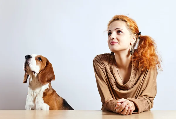 Kız ve beagle — Stok fotoğraf
