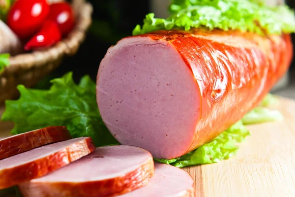 Uzené maso a zelený salát — Stock fotografie
