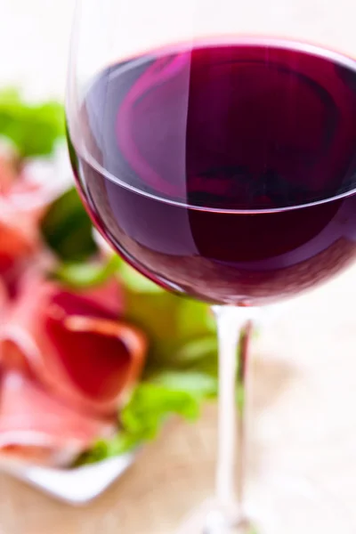 Red wine and ham — Stock Photo, Image