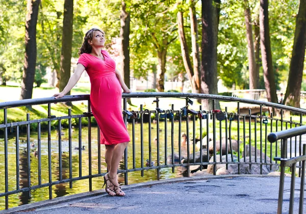 Молодая беременная женщина в парке — стоковое фото