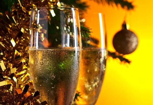 Glasögon med champagne och christmas ornament — Stockfoto