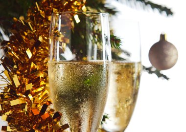 gözlük ile şampanya ve yılbaşı süsleri