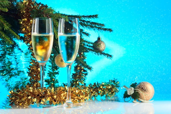 Gläser mit Champagner und Weihnachtsschmuck — Stockfoto