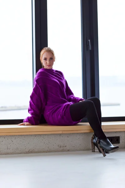 Jonge mooie vrouw in paarse trui — Stockfoto