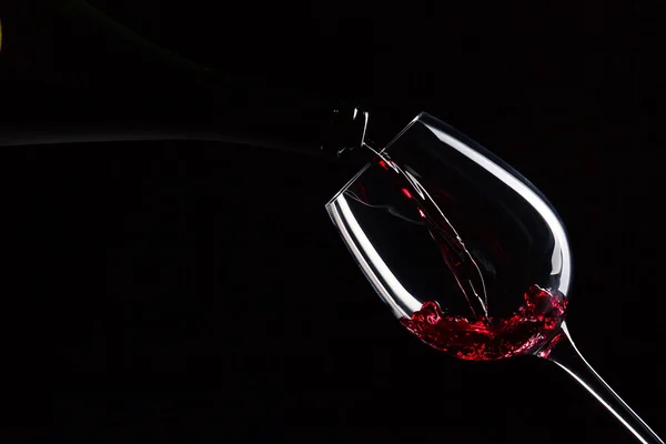 Garrafa e vidro com vinho tinto — Fotografia de Stock
