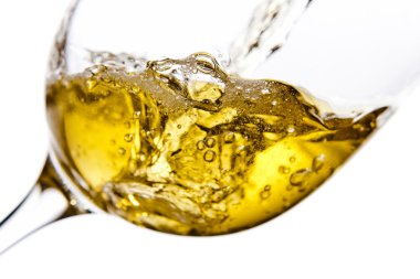 Beyaz arka planda izole beyaz şarap