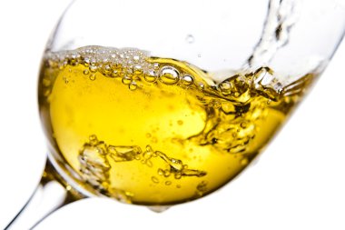 Beyaz arka planda izole beyaz şarap