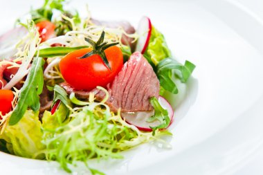 taze salata yeşillikleri ve et