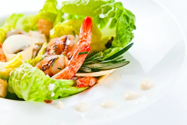Caesar salad with prawns — Stock Photo, Image