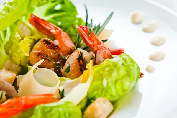 Insalata di Cesare con gamberi — Foto Stock