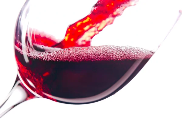 Rotwein auf weißem Hintergrund — Stockfoto