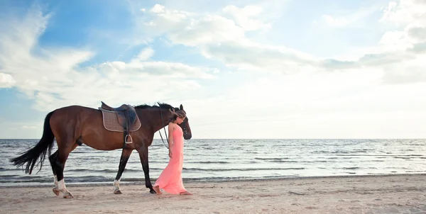 Krásná dívka s koněm na pobřežní — Stock fotografie
