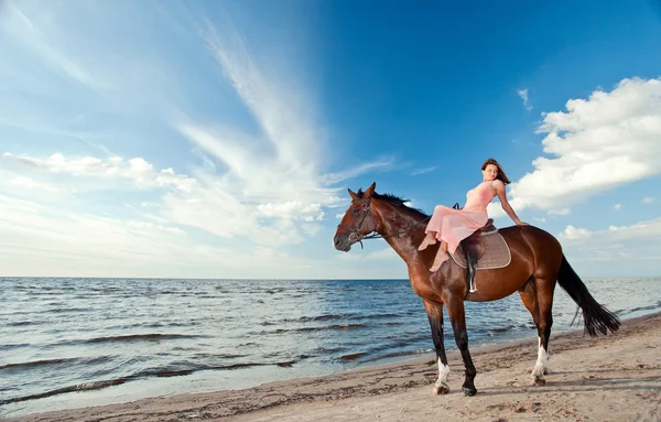 Hermosa chica con caballo en la costa — Foto de Stock