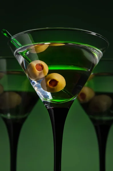 Glazen met martini en groene olijven — Stockfoto