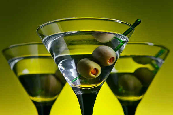 Gläser mit Martini und grünen Oliven — Stockfoto