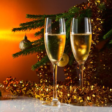 Şampanya ve Noel ağacı ile gözlük