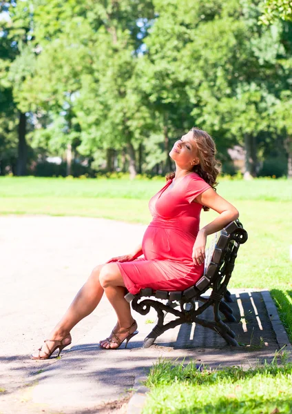 Giovane donna incinta nel parco — Foto Stock