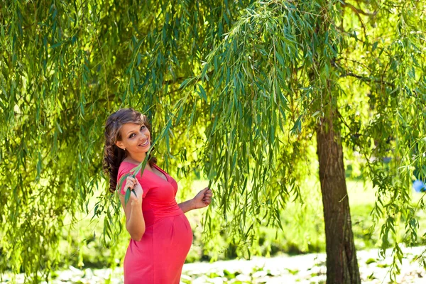 Młoda kobieta w ciąży w parku — Zdjęcie stockowe