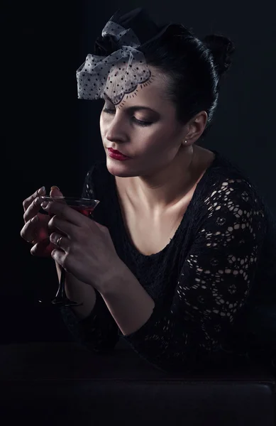 Vrouw in zwart met cocktail — Stockfoto