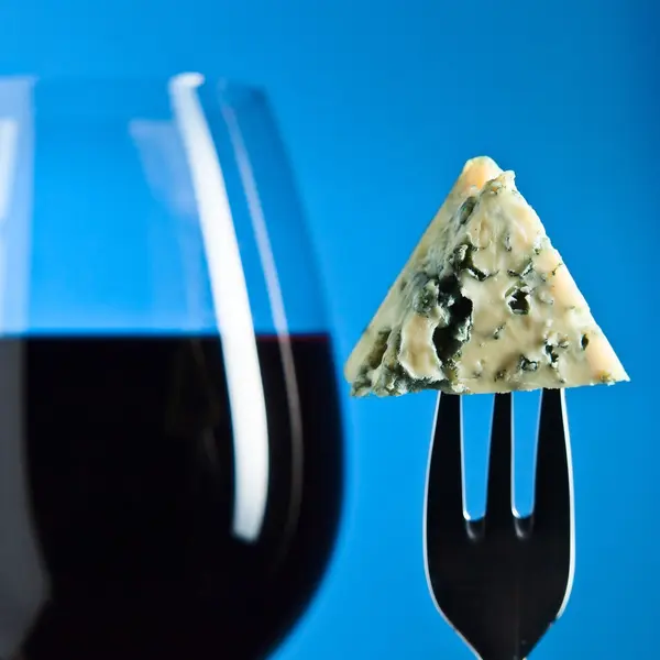 Queso y vino tinto — Foto de Stock