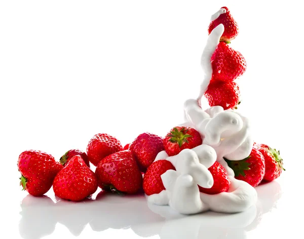 Φράουλα με κρέμα σε άσπρο φόντο αυτοπαθής — Φωτογραφία Αρχείου