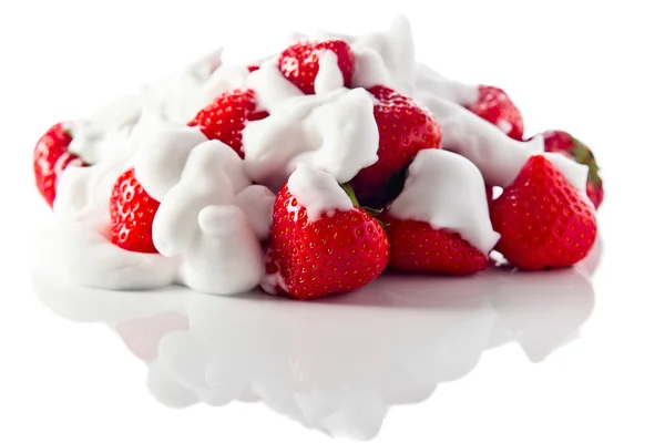 Fragola con crema su sfondo bianco riflettente — Foto Stock