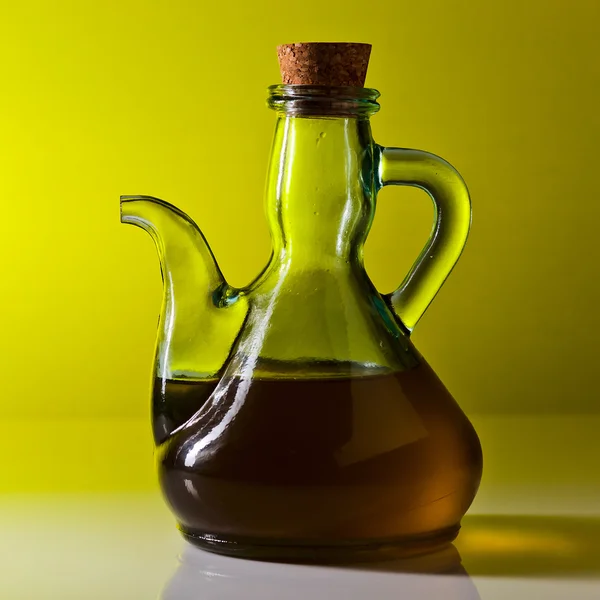 Krug mit Olivenöl — Stockfoto
