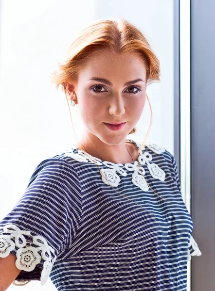 Jonge mooie vrouw in striped blouse — Stockfoto