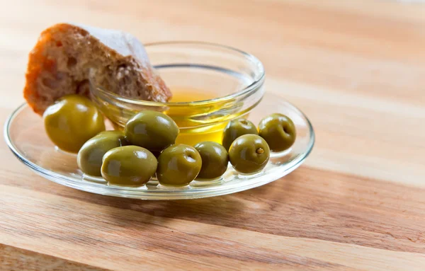 Olive oil and olives — Stock Photo, Image