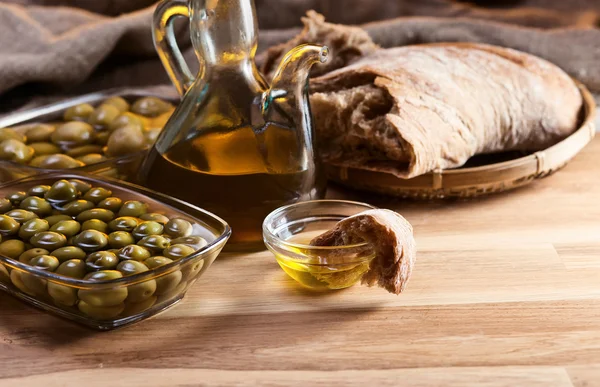 Olive oil and olives — Stock Photo, Image