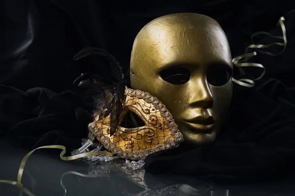 Oude gouden Venetiaanse maskers — Stockfoto