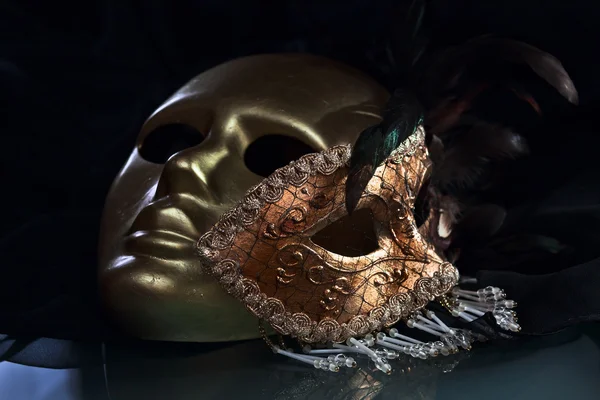 Vecchie maschere veneziane in oro — Foto Stock