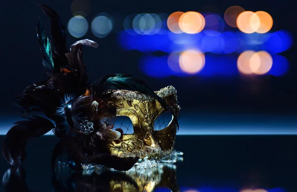 Venetiaanse masker met veer — Stockfoto